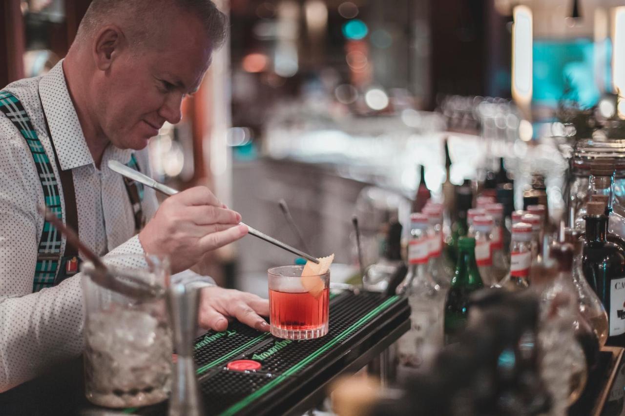 The Westin Grand Munich Ξενοδοχείο Εξωτερικό φωτογραφία A bartender at work