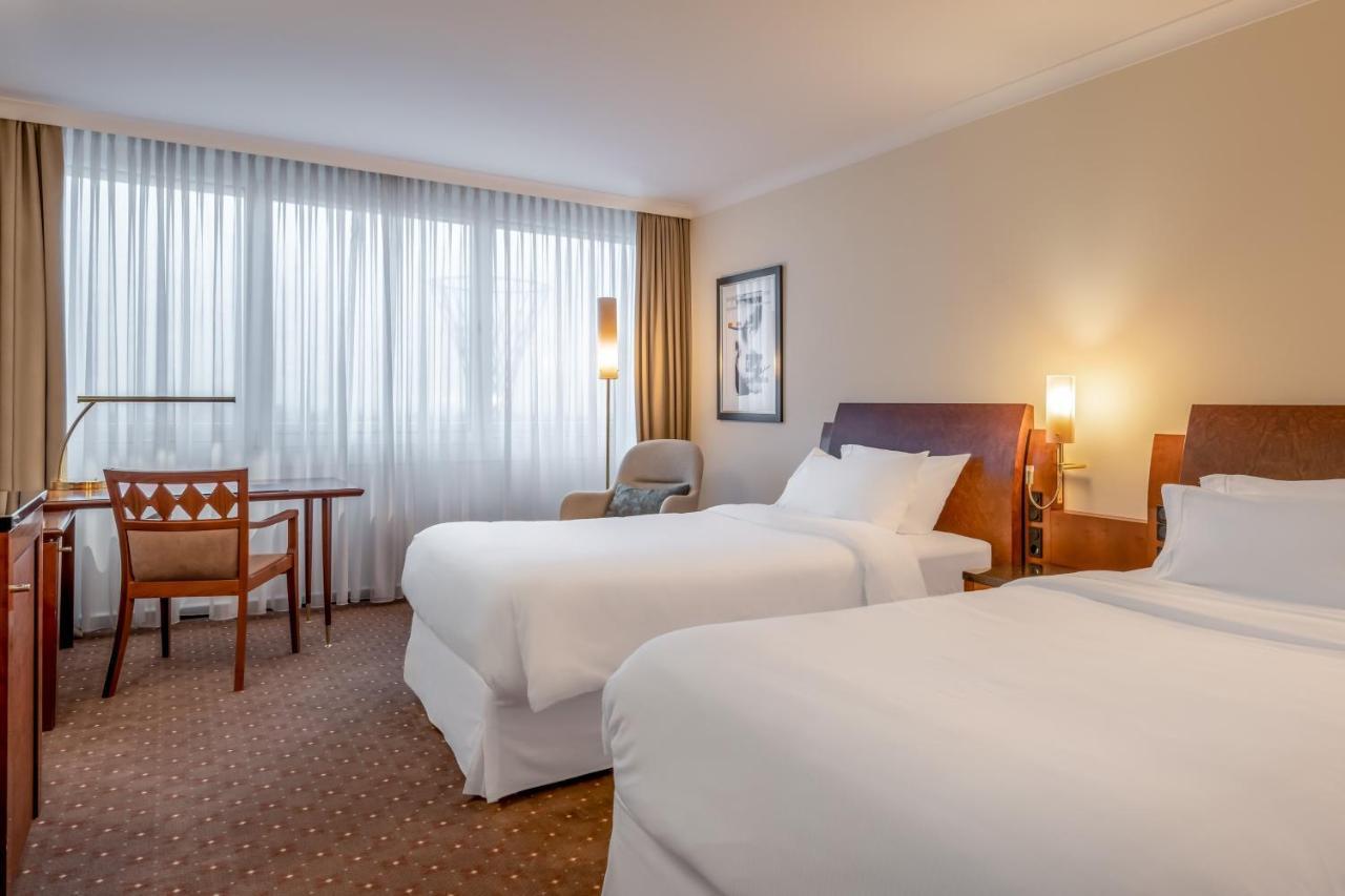 The Westin Grand Munich Ξενοδοχείο Εξωτερικό φωτογραφία A guest room at the Sheraton Frankfurt
