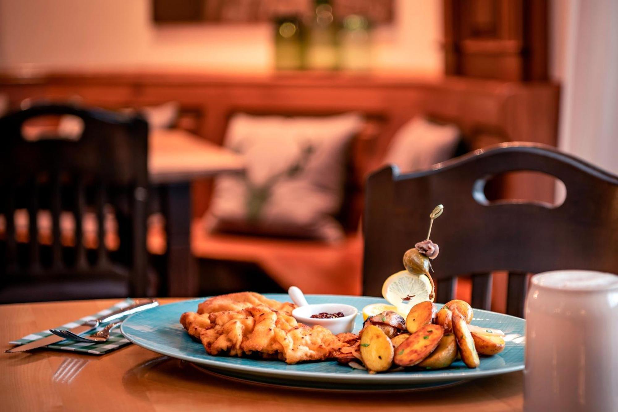 The Westin Grand Munich Ξενοδοχείο Εξωτερικό φωτογραφία A plate of fish and chips