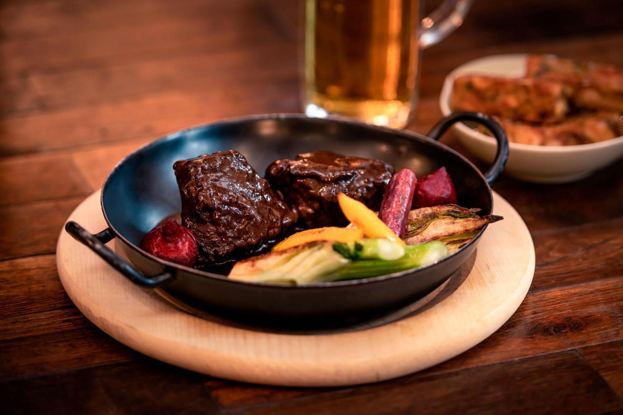 The Westin Grand Munich Ξενοδοχείο Εξωτερικό φωτογραφία A typical pub meal