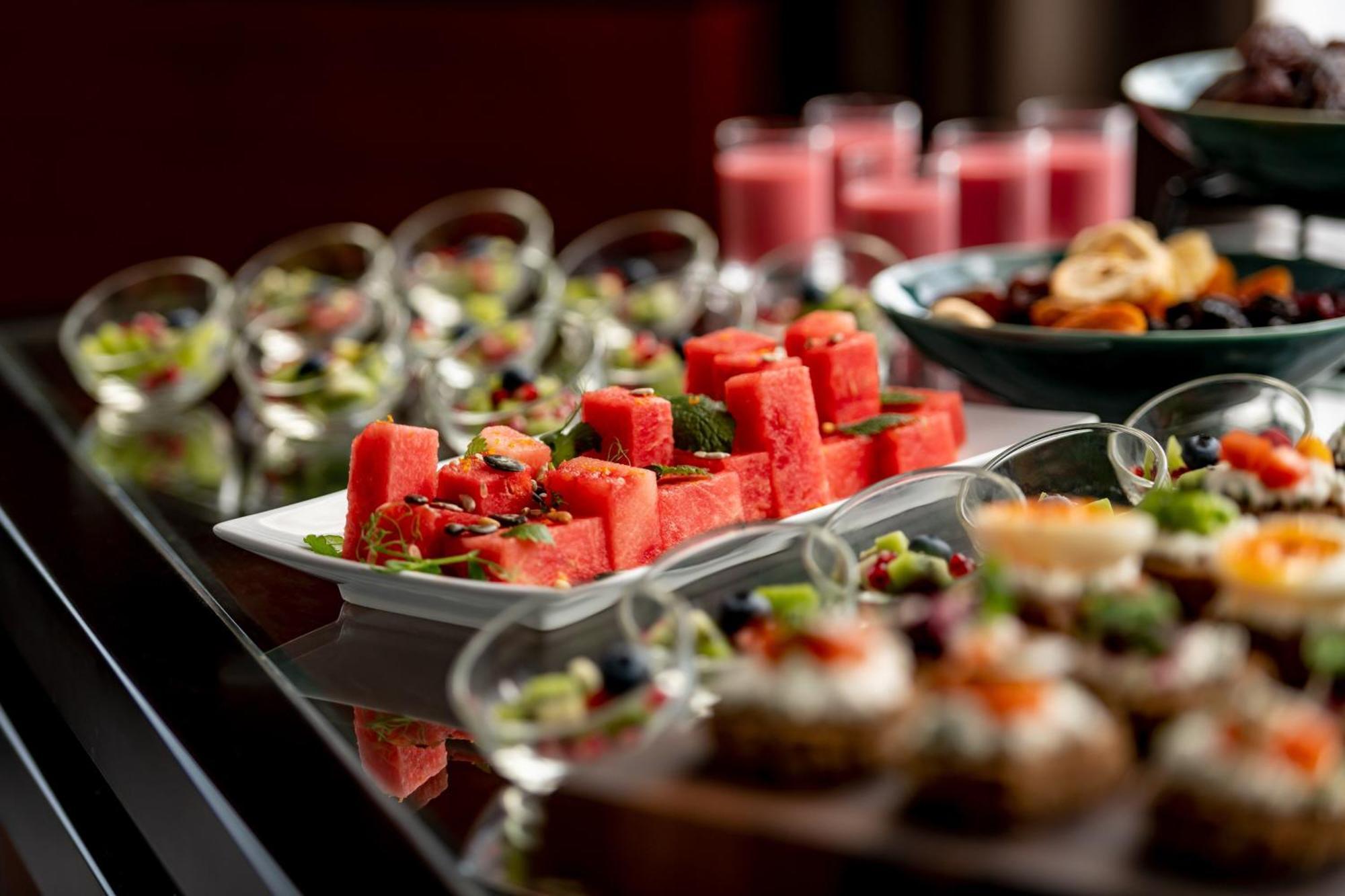 The Westin Grand Munich Ξενοδοχείο Εξωτερικό φωτογραφία A buffet of fruit and juice