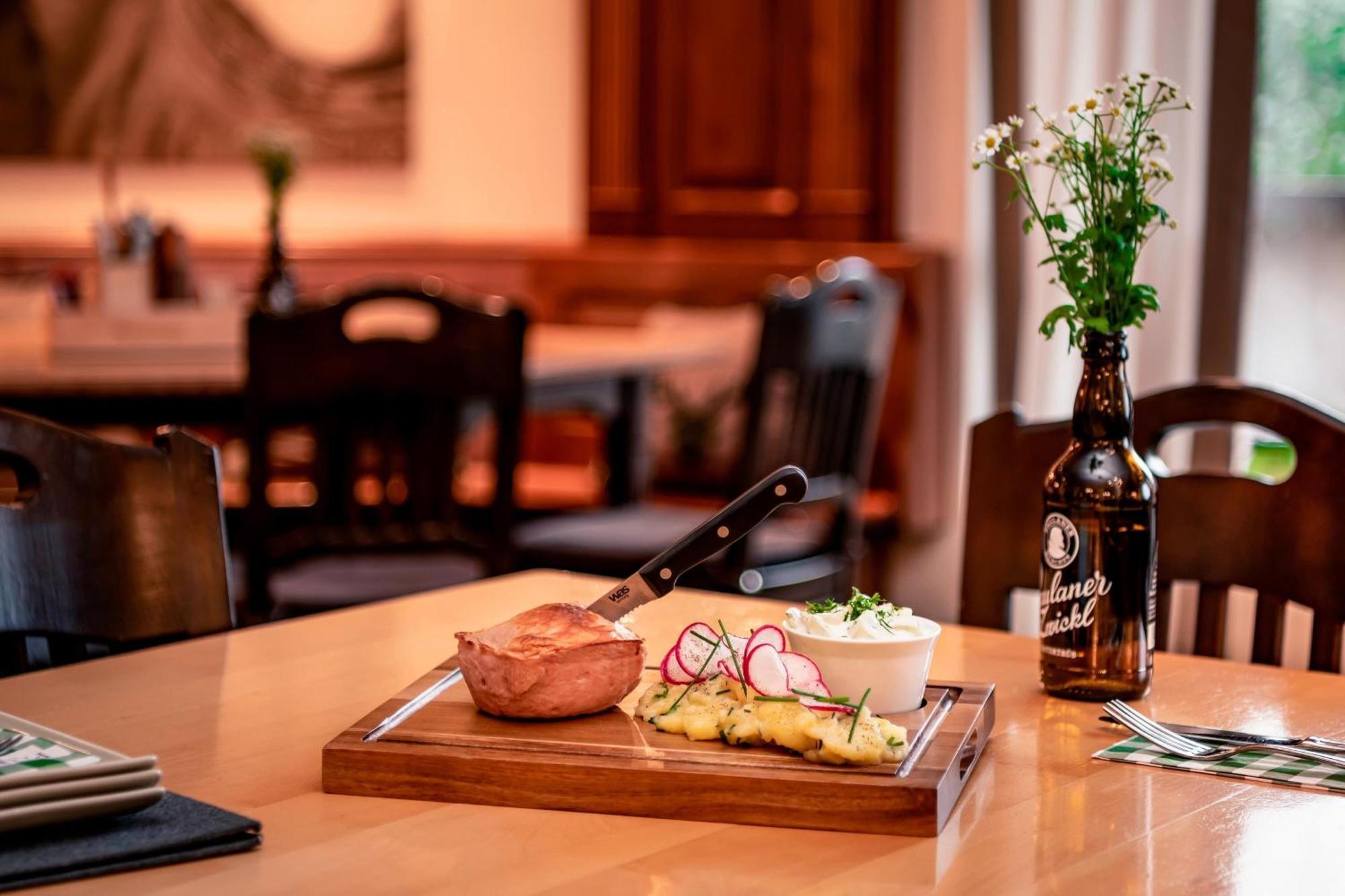 The Westin Grand Munich Ξενοδοχείο Εξωτερικό φωτογραφία A traditional German meal with a bottle of Kölschstange