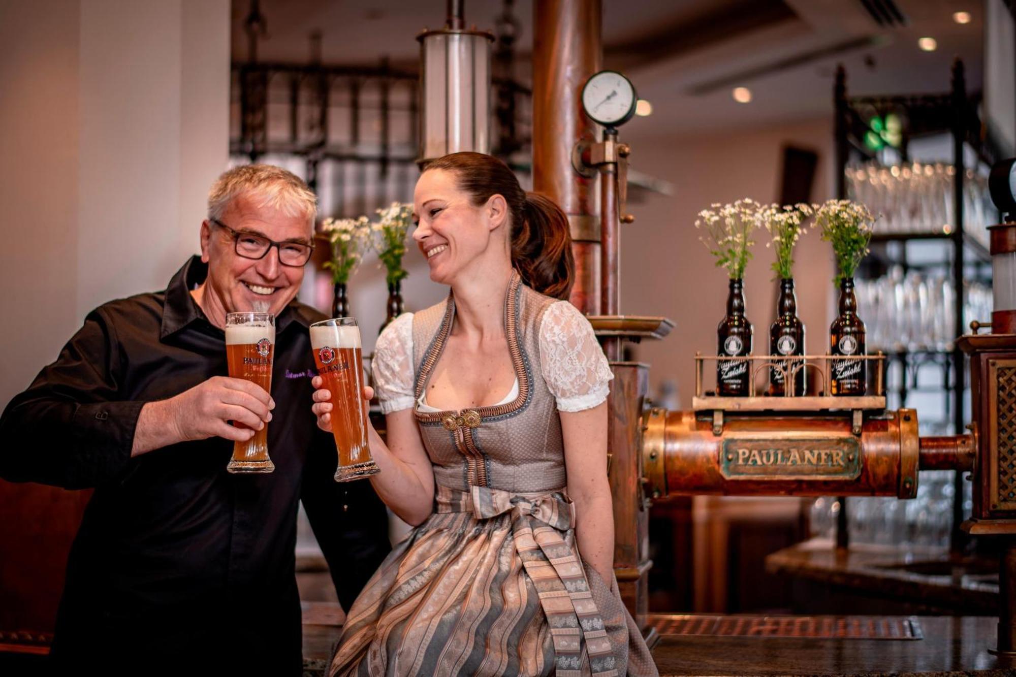 The Westin Grand Munich Ξενοδοχείο Εξωτερικό φωτογραφία A woman in a dirndl