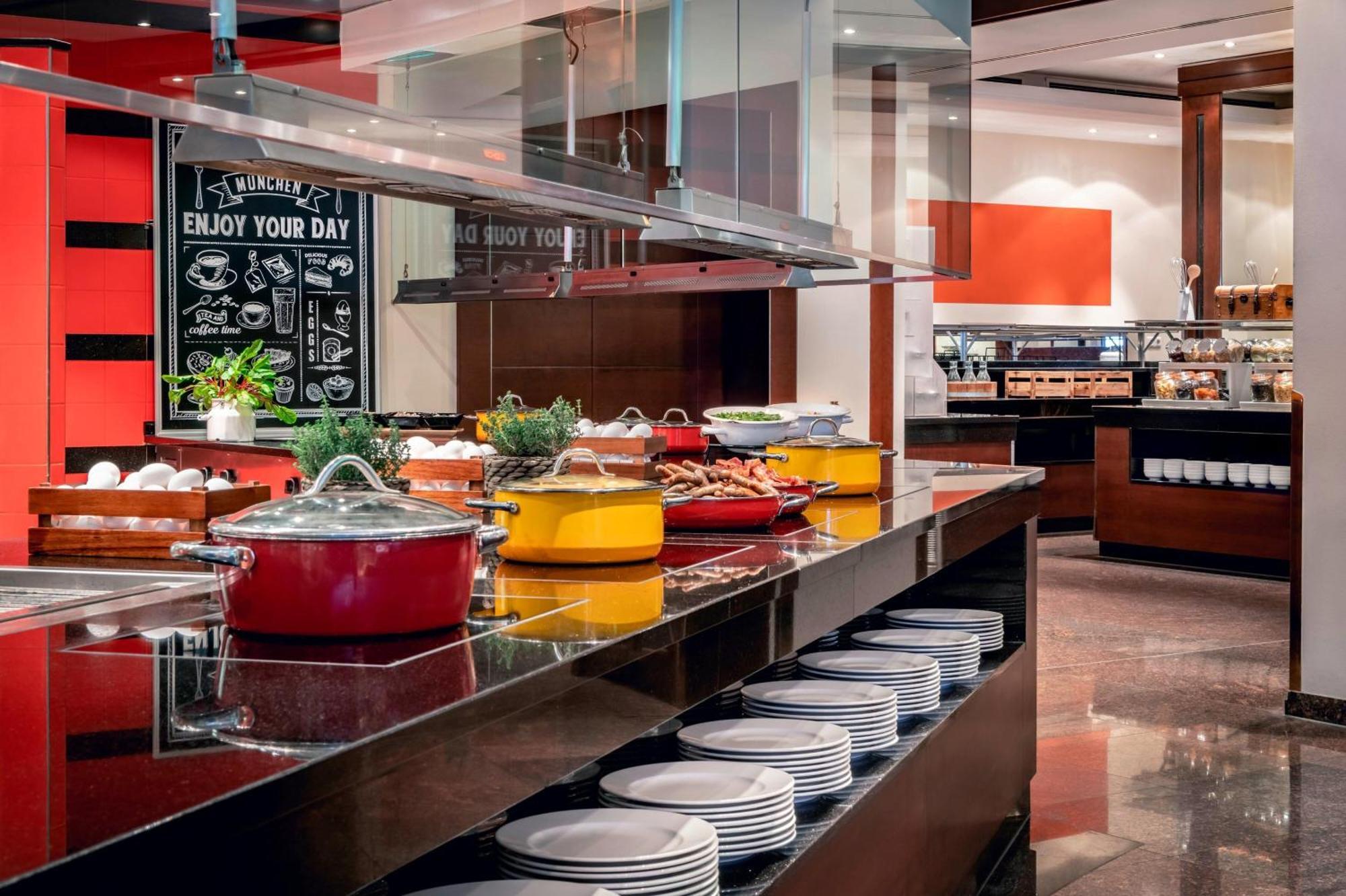 The Westin Grand Munich Ξενοδοχείο Εξωτερικό φωτογραφία The buffet at the hotel