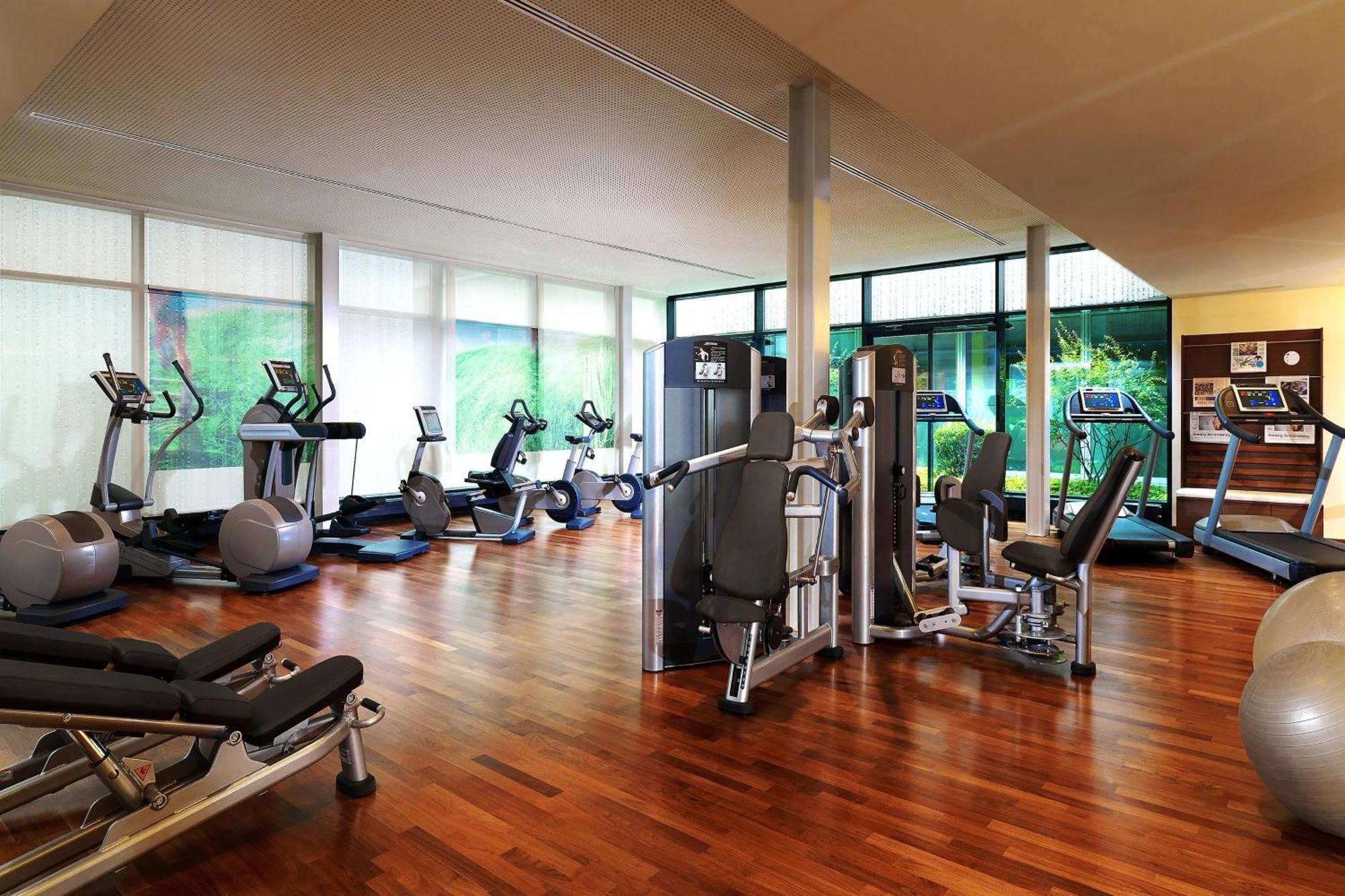 The Westin Grand Munich Ξενοδοχείο Εξωτερικό φωτογραφία The gym at the hotel