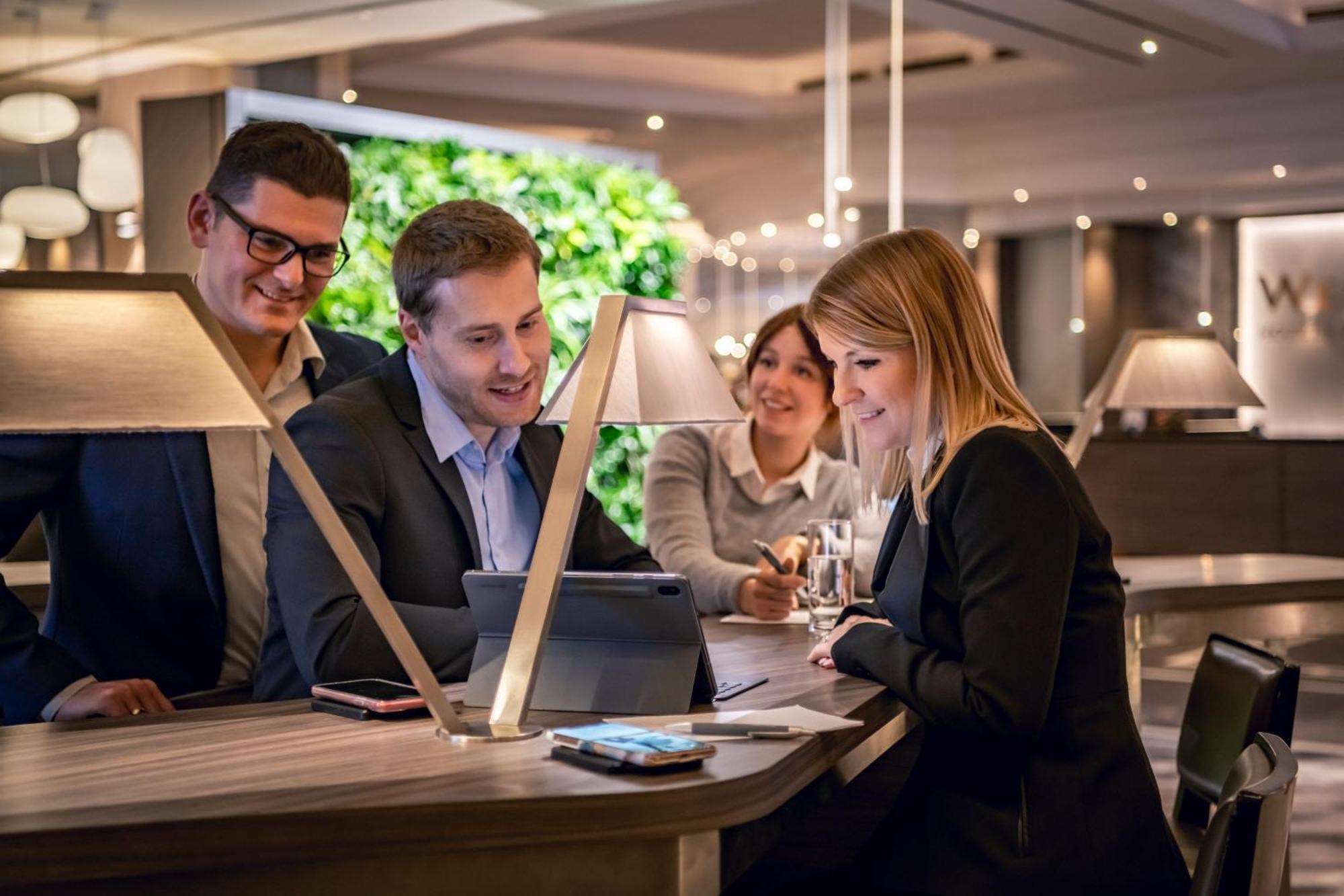 The Westin Grand Munich Ξενοδοχείο Εξωτερικό φωτογραφία Businesspeople working together
