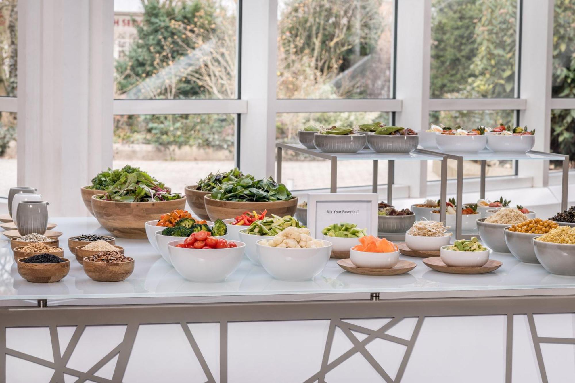 The Westin Grand Munich Ξενοδοχείο Εξωτερικό φωτογραφία A salad bar