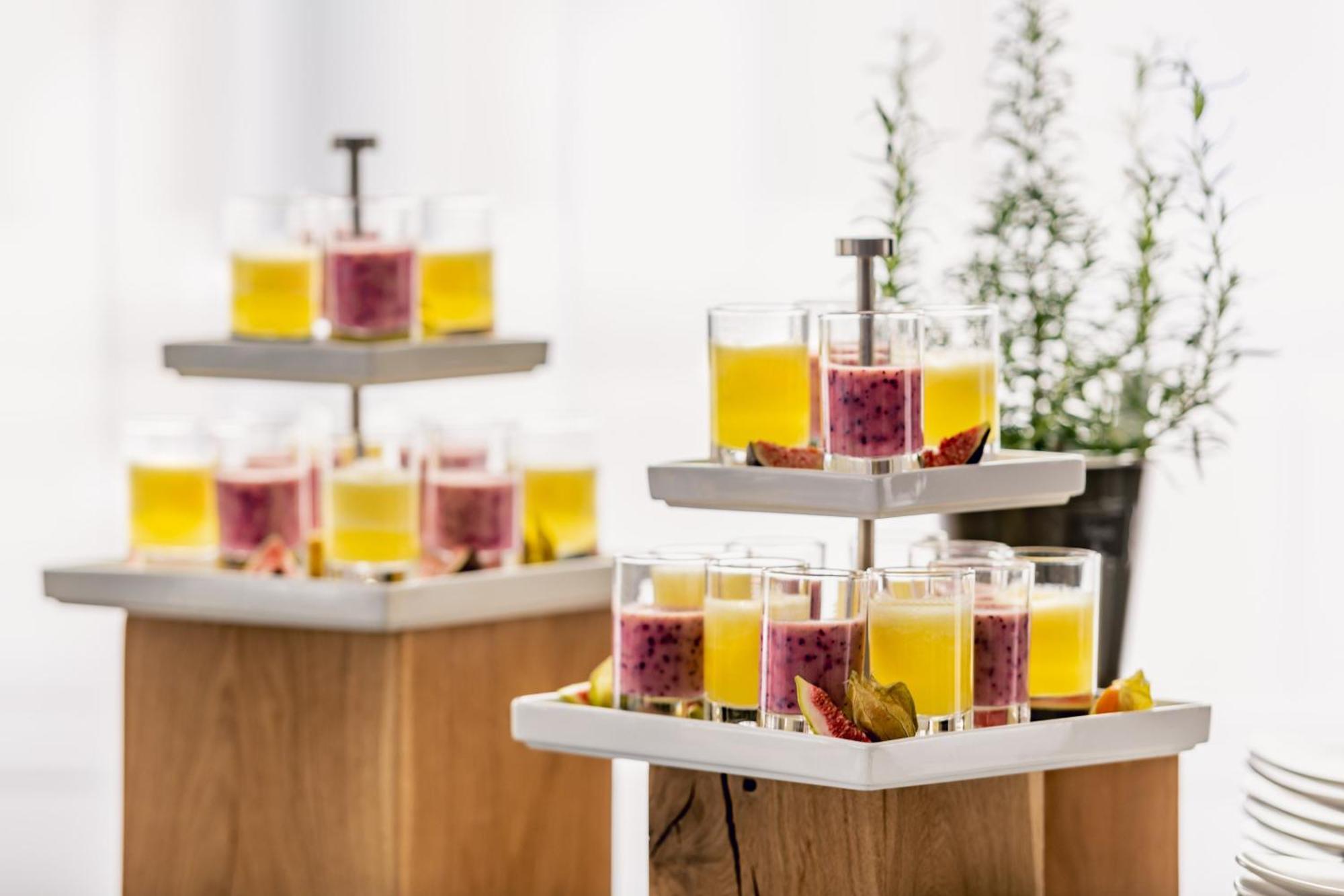 The Westin Grand Munich Ξενοδοχείο Εξωτερικό φωτογραφία A tiered serving tray