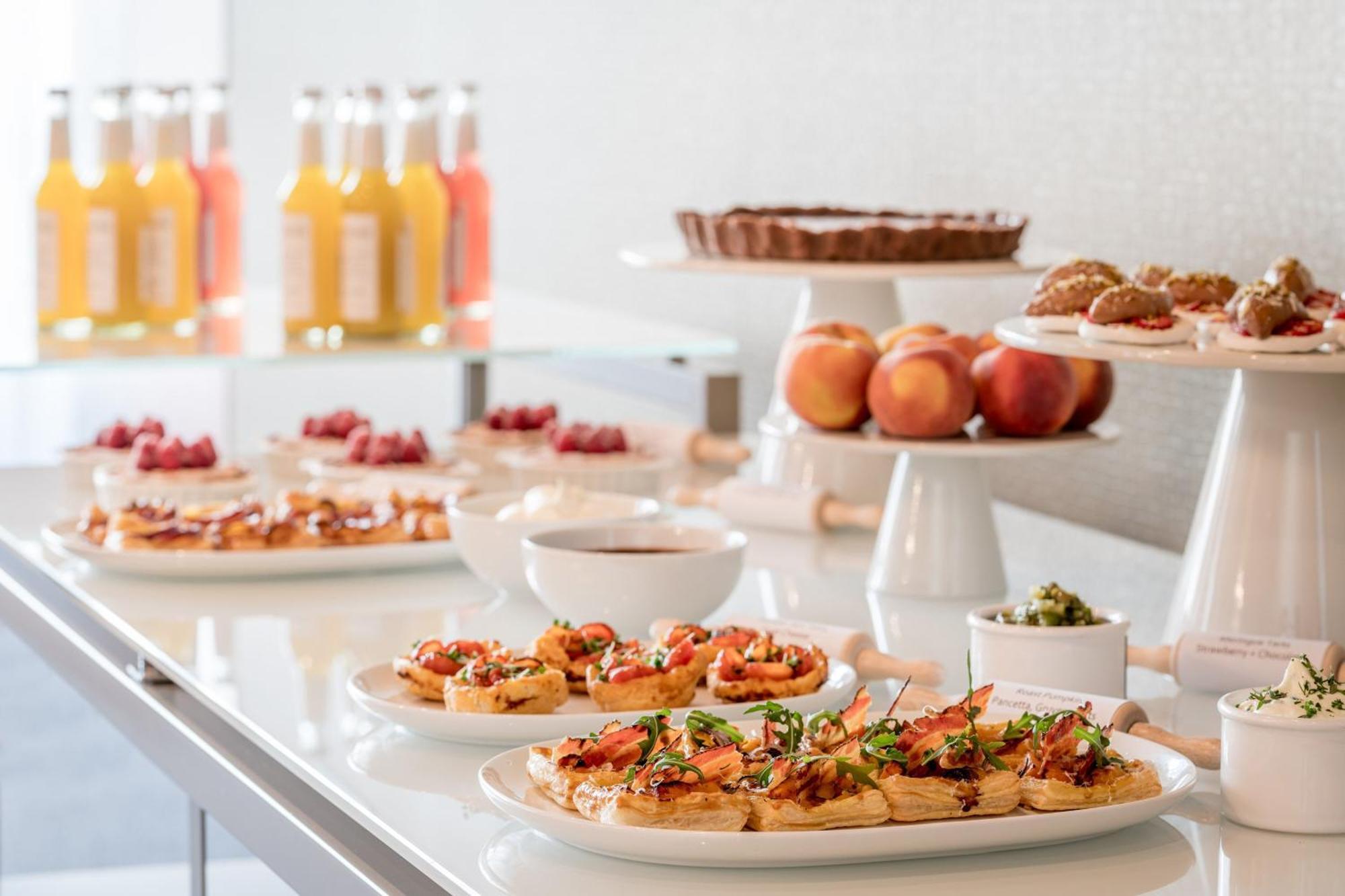 The Westin Grand Munich Ξενοδοχείο Εξωτερικό φωτογραφία A buffet at a hotel