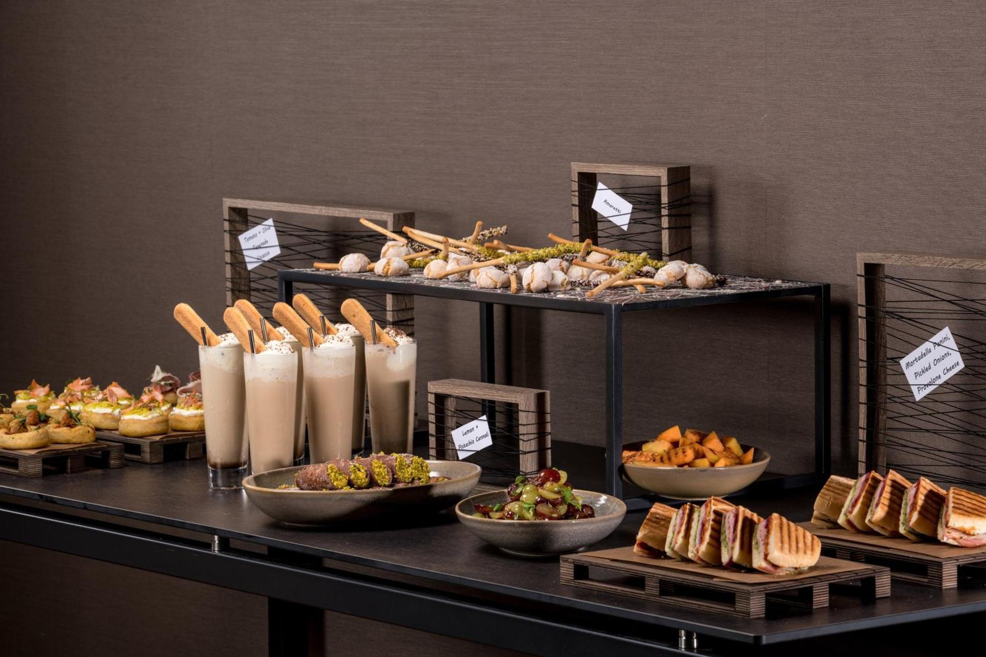 The Westin Grand Munich Ξενοδοχείο Εξωτερικό φωτογραφία A selection of hors d'oeuvres