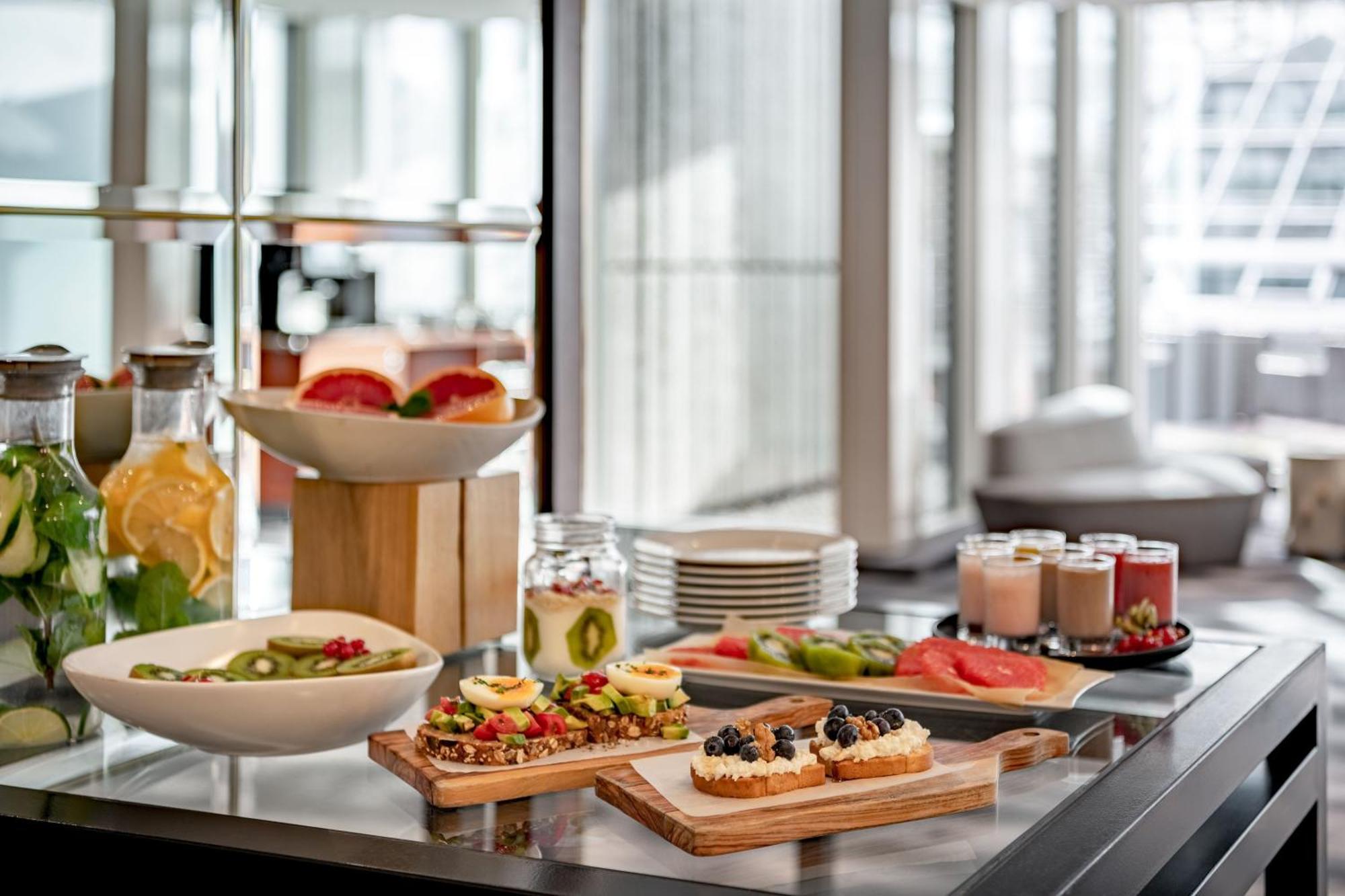 The Westin Grand Munich Ξενοδοχείο Εξωτερικό φωτογραφία A buffet at a hotel