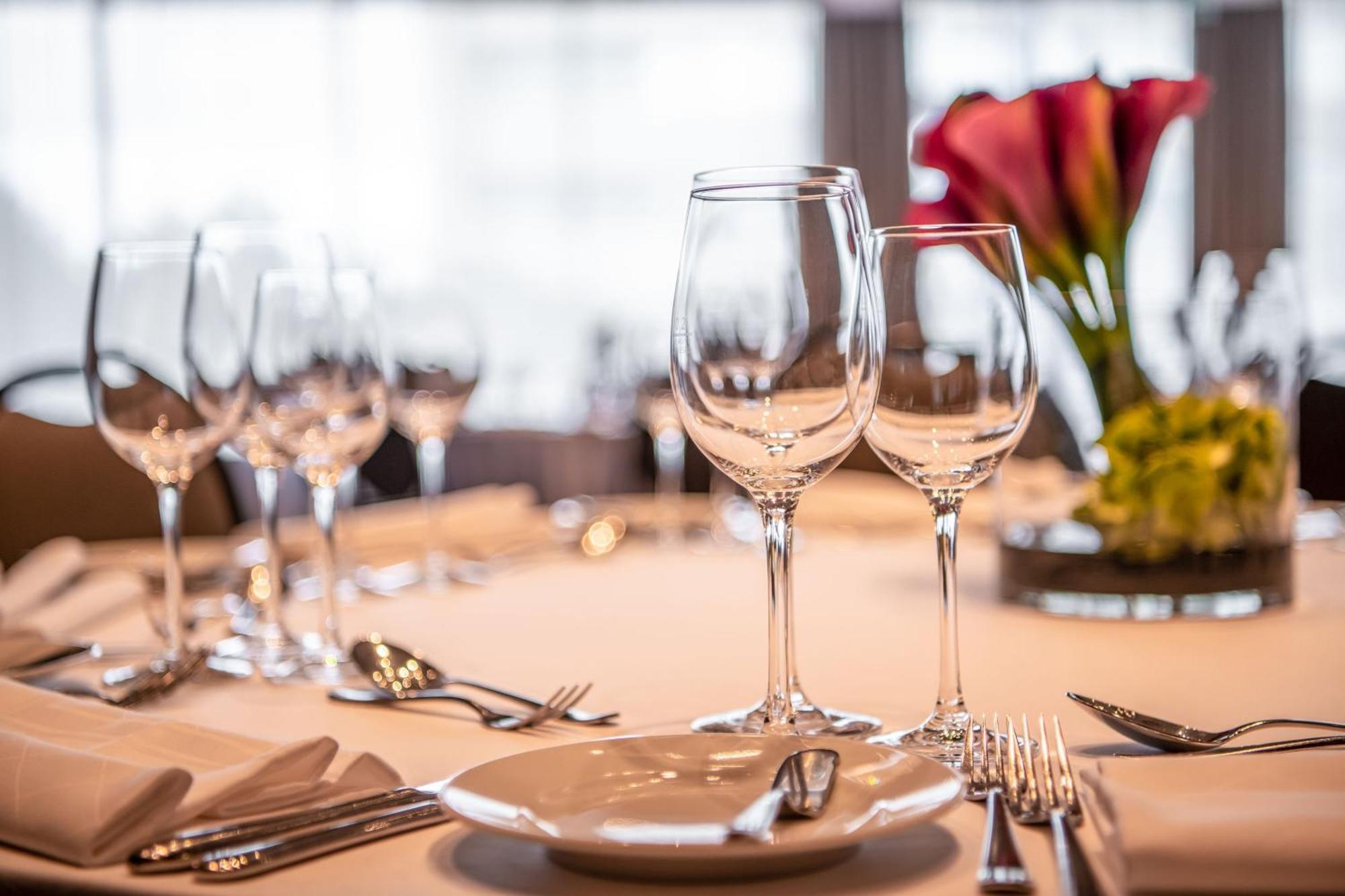 The Westin Grand Munich Ξενοδοχείο Εξωτερικό φωτογραφία Wine glasses