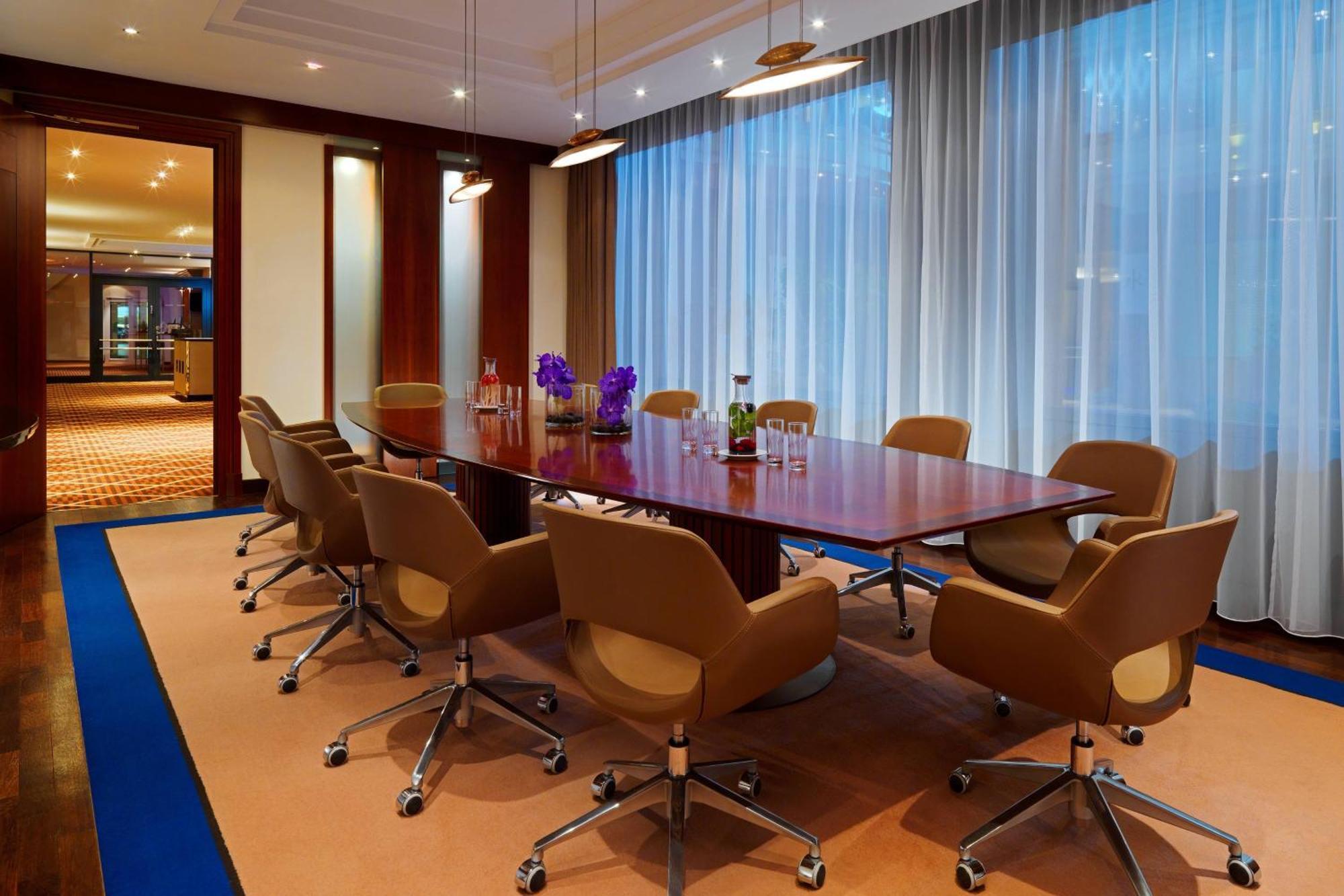 The Westin Grand Munich Ξενοδοχείο Εξωτερικό φωτογραφία A boardroom at a hotel