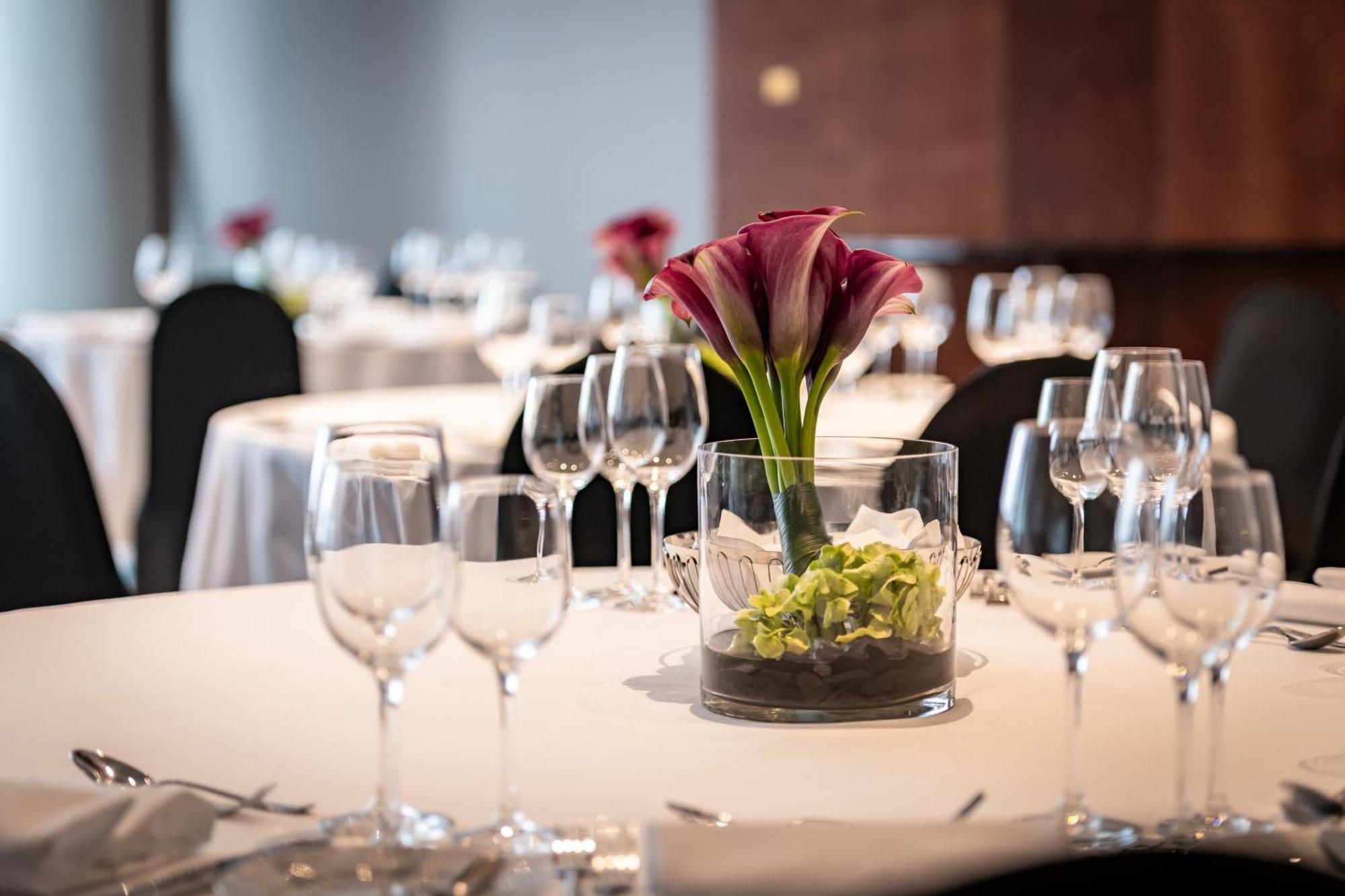 The Westin Grand Munich Ξενοδοχείο Εξωτερικό φωτογραφία A table set for a formal dinner