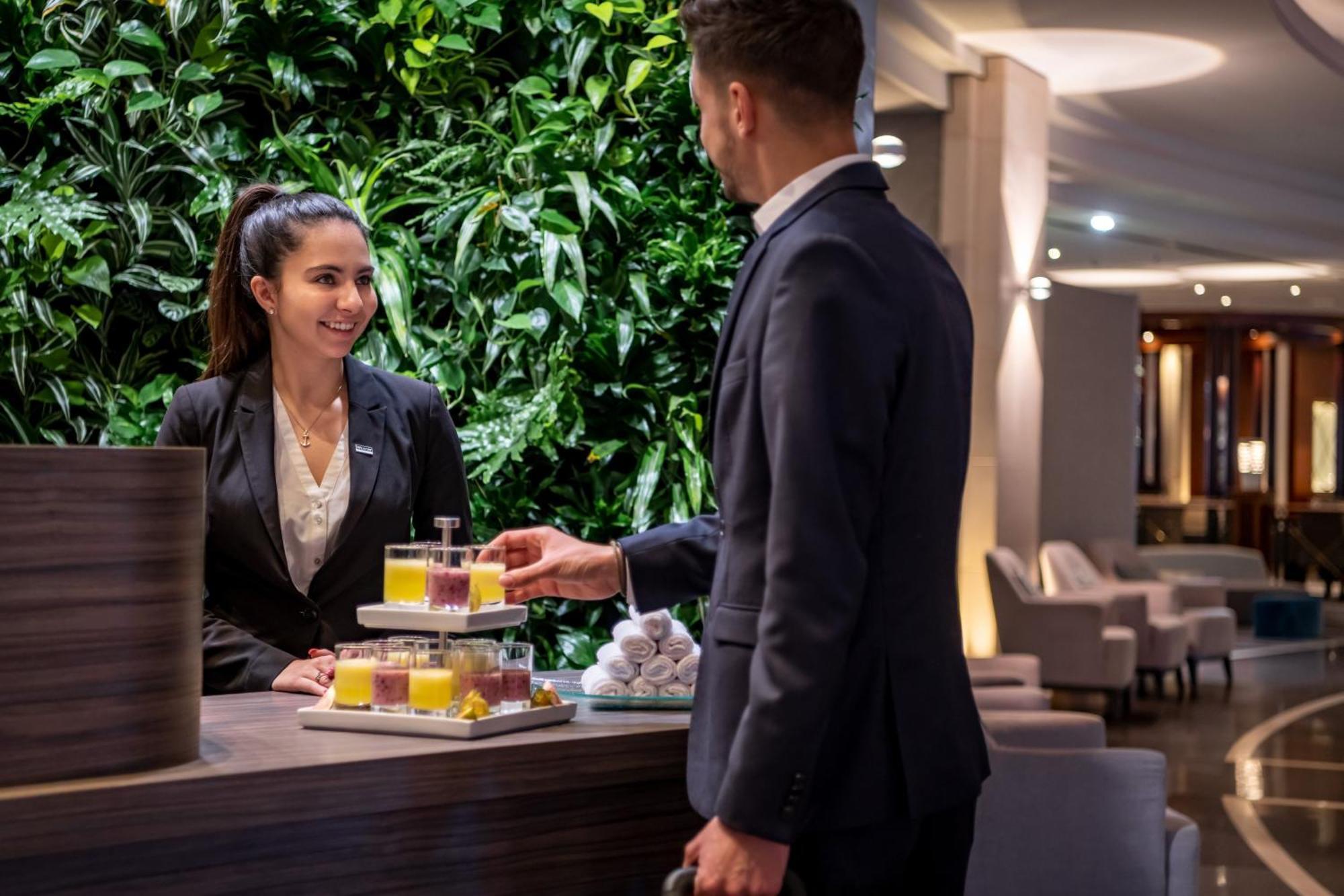 The Westin Grand Munich Ξενοδοχείο Εξωτερικό φωτογραφία A hotel concierge